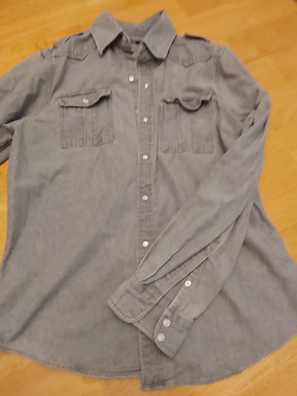 Denver Hayes Gray Long-Sleeve Casual Button-Up Shirt with Chest Pockets